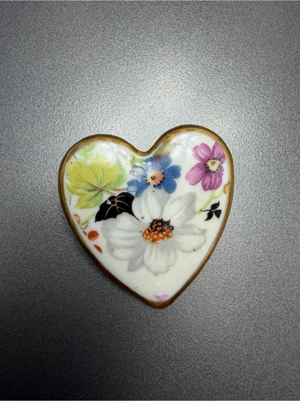 Vintage Heart-Shaped Floral Porcelain Pin Brooch #351ub